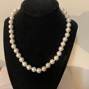 Beautiful faux pearls necklace 19”